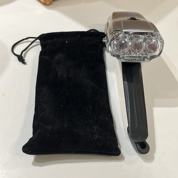 Hand crank generator light super bright 3 LED flashlight. NWOT. Never used - Picture 3 of 5